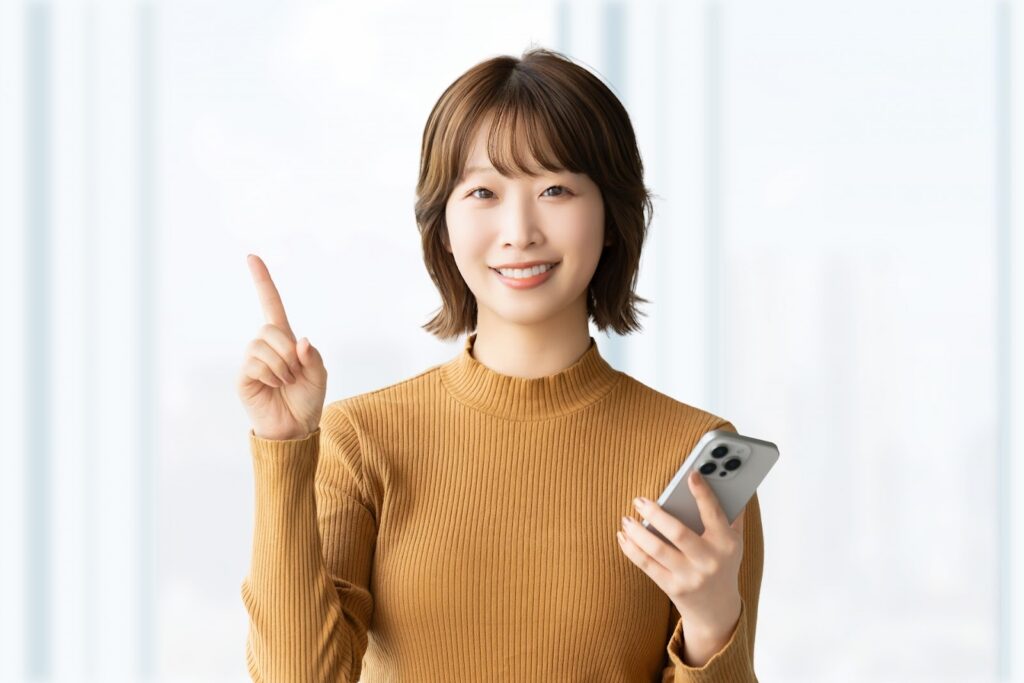 スマートフォンを持ってポイントを指し示す女性
